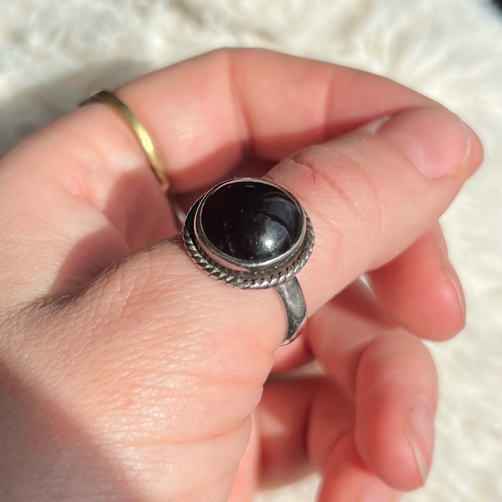 Vintage Sterling Silver Garnet Ring - Picture 7 of 13